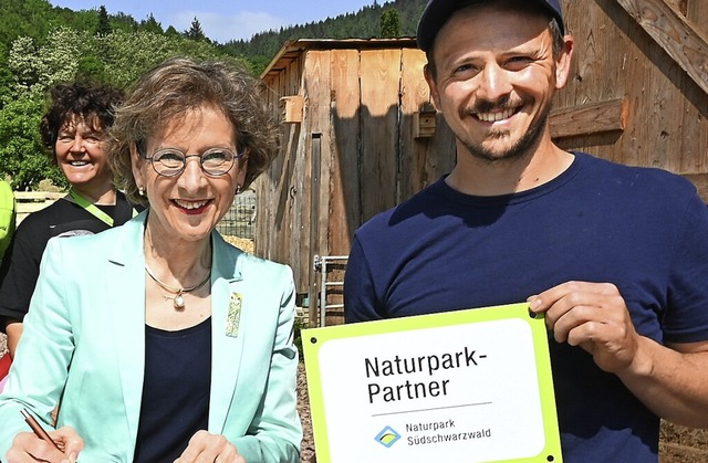 Marion Damann, Vorsitzende des Naturpa...fen Brupbach als Naturparkpartner aus.  | Foto: Markus Zimmermann