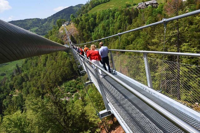 Die ersten Besucher gehen ber die Hngebrcke ber den Todtnauer Wasserfall.  | Foto: Jonas Hirt