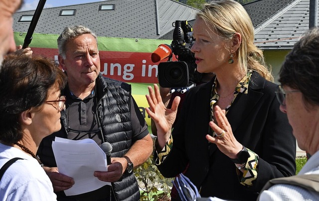 Landwirte Hildegard Schelshorn (links)...Lffler  mit Ministerin Thekla Walker.  | Foto: Tanja Bury