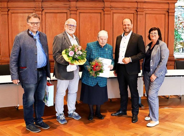 Marta Schuler (Mitte) wurde mit dem Eh...), Michael Behringer gratulierten ihr.  | Foto: Stadt Waldkirch