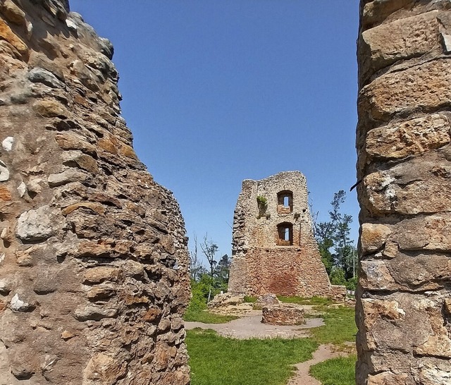 Die nrdliche Turmmauer der Schneeburg stand auf unsicherem Untergrund.   | Foto: Sophia Hesser