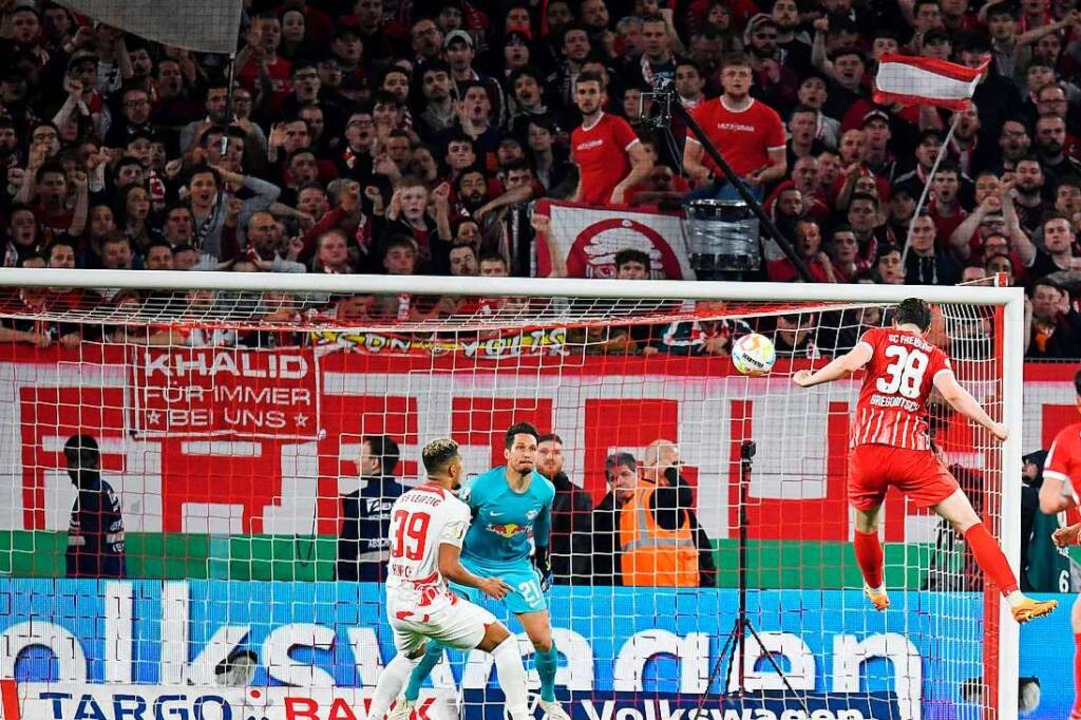 Freiburgs Michael Gregoritsch trifft z...DFB-Pokal-Halbfinale gegen RB Leipzig.  | Foto: THOMAS KIENZLE (AFP)