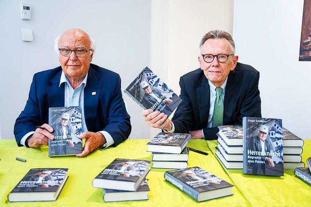 Martin Herrenknecht (links) und Autor Gregor Schllgen bei der Buchvorstellung  | Foto: Herrenknecht AG