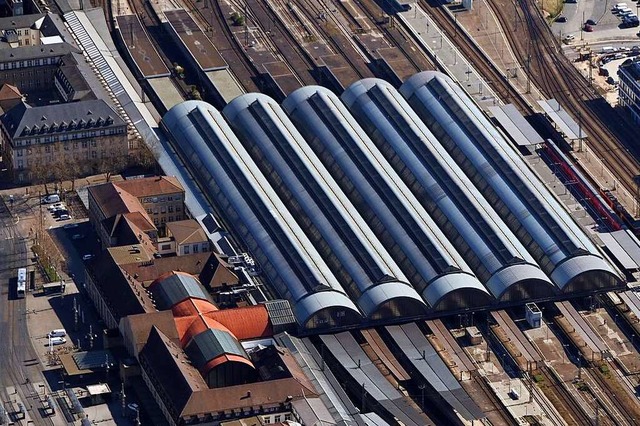 Der Hauptbahnhof Karlsruhe. Deutsche u...s durch die Oberrheinregion zu fhren.  | Foto: Uli Deck (dpa)