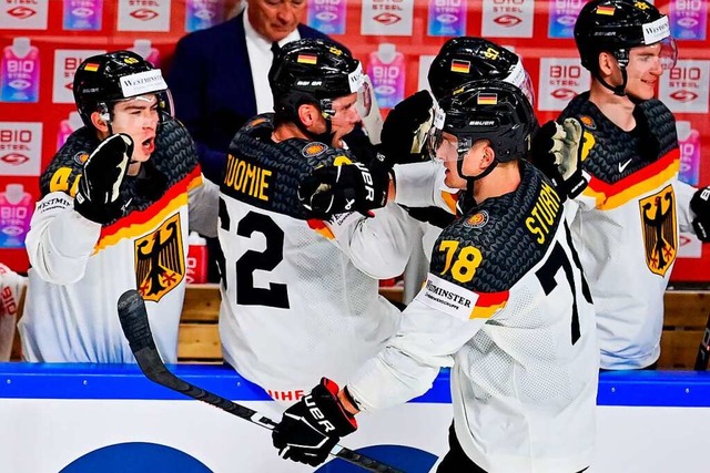 Freude beim deutschen Team nach dem Viertelfinalsieg gegen die Schweiz  | Foto: GINTS IVUSKANS (AFP)