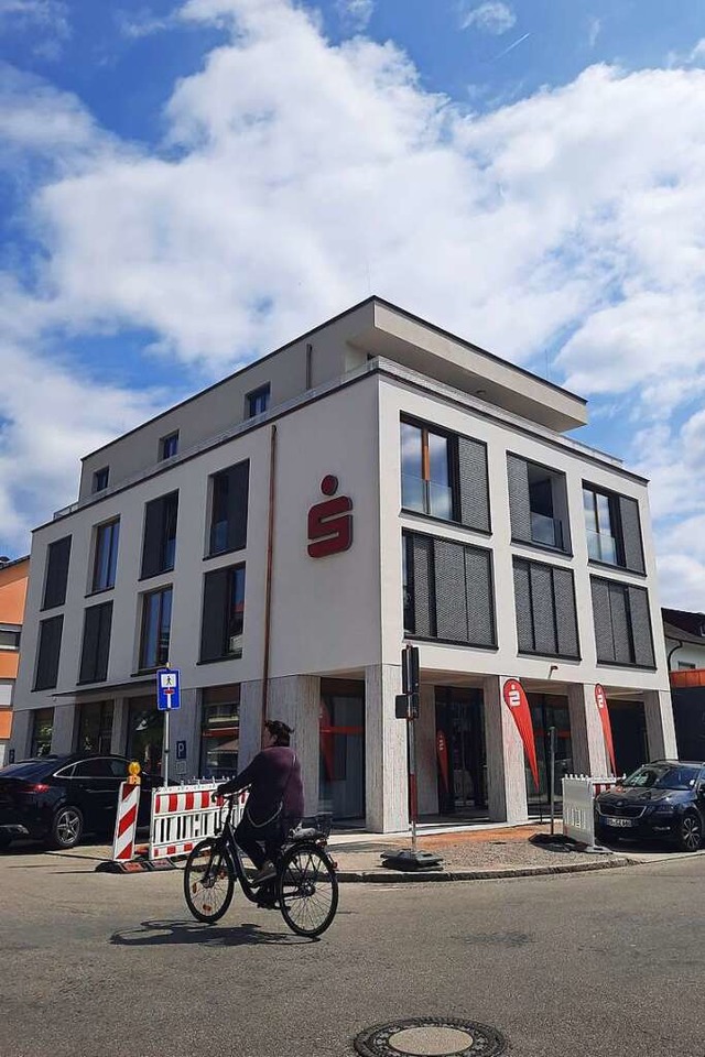 Die neue Filiale der Sparkasse steht a...nd, auf dem bis 2021 der Altbau stand.  | Foto: Erika Bader