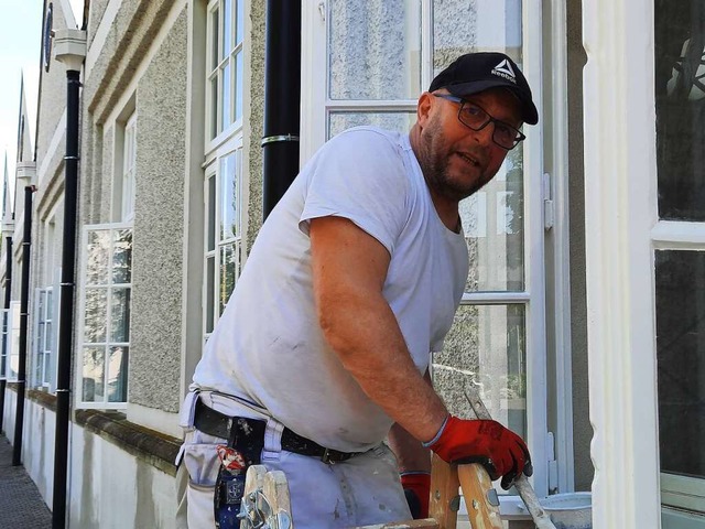 Ein Maler streicht die Fenster an der Sdhalle des Kesselhauses.  | Foto: Hannes Lauber