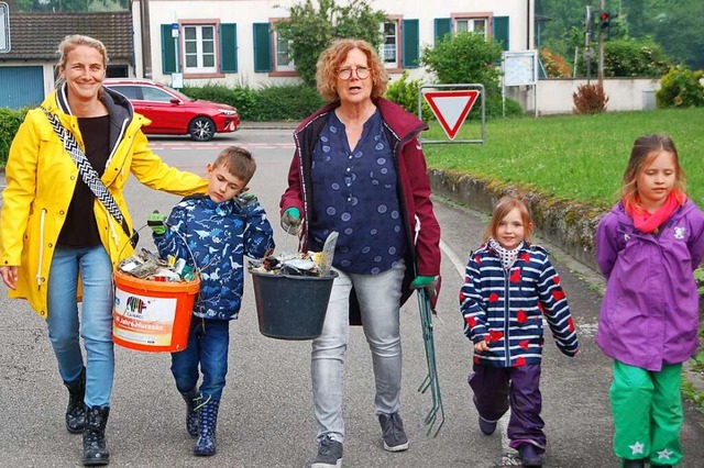 Die vollen Eimer sprechen fr sich: Mi...) im Einsatz und der hat sich gelohnt.  | Foto: Petra Wunderle