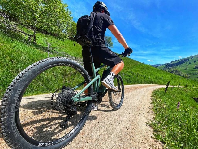 Lukas Burget ist mit seinem E-Mountainbike gerne im Schwarzwald unterwegs.  | Foto: Carolin Johannsen