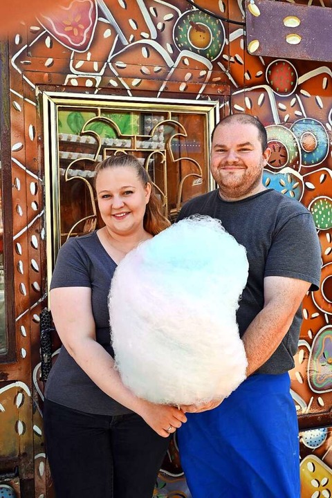 Paula und Michael Frey sind frs Se ...en Zuckerwatte auf der Messe Freiburg.  | Foto: Thomas Kunz