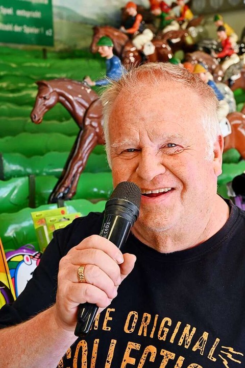 Heiner Wirth mit seinem &#8222;Schwabe...mit sonorer Stimme kommentiert wie er.  | Foto: Thomas Kunz