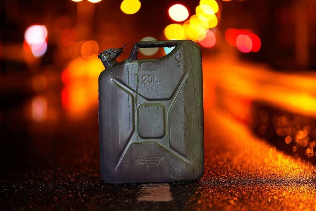 Diesel ist nicht lange haltbar. Seinem... man mit altem Diesel keinen Gefallen.  | Foto: IMAGO/Christoph Hardt