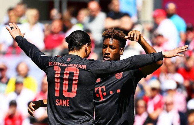 Kingsley Coman (rechts) und Leroy San jubeln ber das 1:0.  | Foto: Federico Gambarini (dpa)