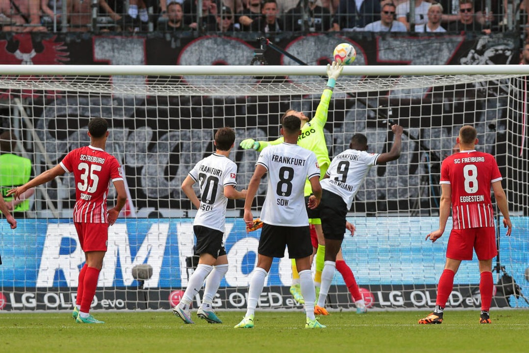 Mark Flekken streckt sich &#8211; es w... das letzte Spiel für den SC Freiburg.  | Foto: IMAGO/Oliver Vogler