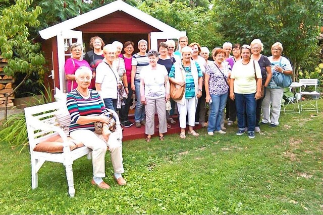 Die Frauengemeinschaft Rust im Jahr 20...im Besuch eines Gartens in Rheinhausen  | Foto: Privat