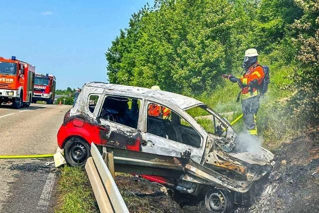 Auto brennt nach Unfall bei Friesenheim vllig aus