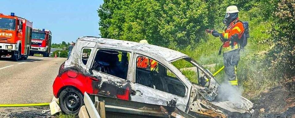 Auto brennt nach Unfall bei Friesenheim völlig aus