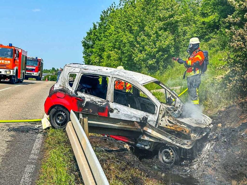 Das ausgebrannte Auto  | Foto: Einsatz-Report24/Christina Häußler