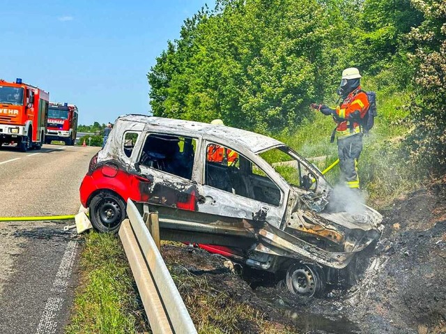 Das ausgebrannte Auto  | Foto: Einsatz-Report24/Christina Huler