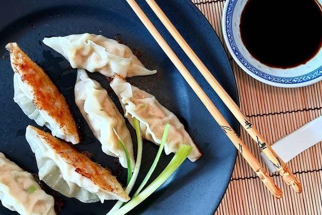 Leckere Dumplings kann man einfach in der Pfanne garen