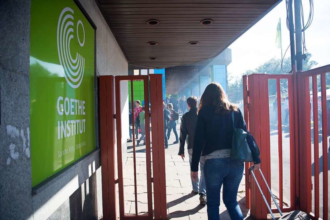 Menschen gehen in das Goethe-Institut ...e-Institute müssen Russland verlassen.  | Foto: Federico Gambarini (dpa)