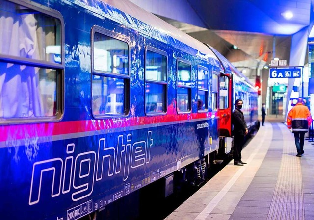 Ein Nightjet Zug steht whrend eines M...dam am Gleis im Hauptbahnhof in Wien.  | Foto: Georg Hochmuth