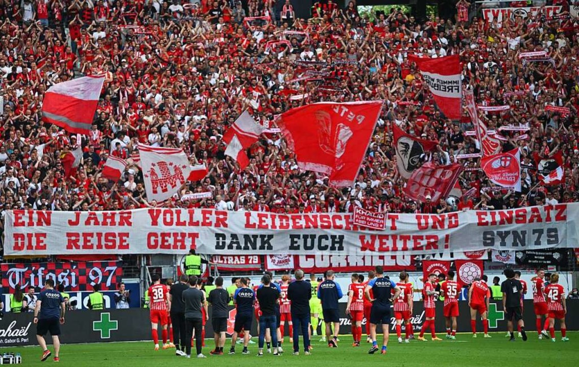 Dank der Fans an die Mannschaft per Banner.  | Foto: Arne Dedert (dpa)
