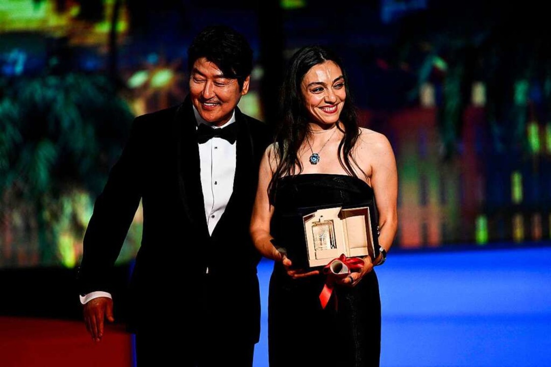 Die türkische Schauspielerin Merve Diz...eis als beste Schauspielerin entgegen.  | Foto: CHRISTOPHE SIMON (AFP)