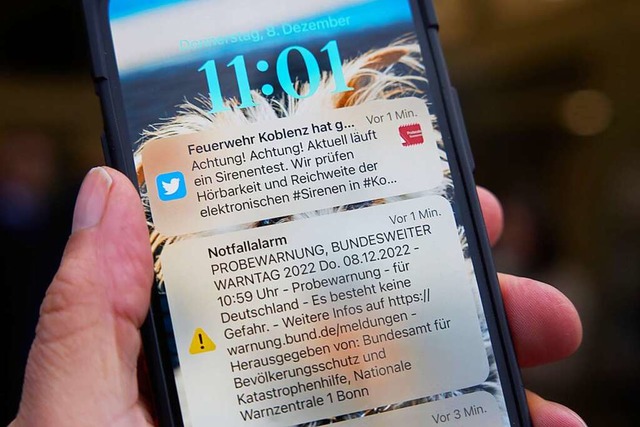 Auch bundesweit kommt der Warnkanal Cell Broadcast zum Einsatz.  | Foto: Thomas Frey (dpa)