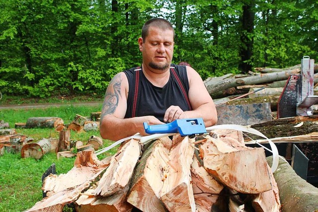 Marcel Lrz verdient sein Geld mit dem Verkauf von Brennholz.  | Foto: Annika Sindlinger