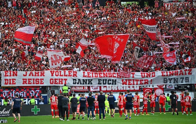 Freiburgs Mannschaft lsst sich nach dem Spiel von den Fans feiern.  | Foto: Arne Dedert (dpa)