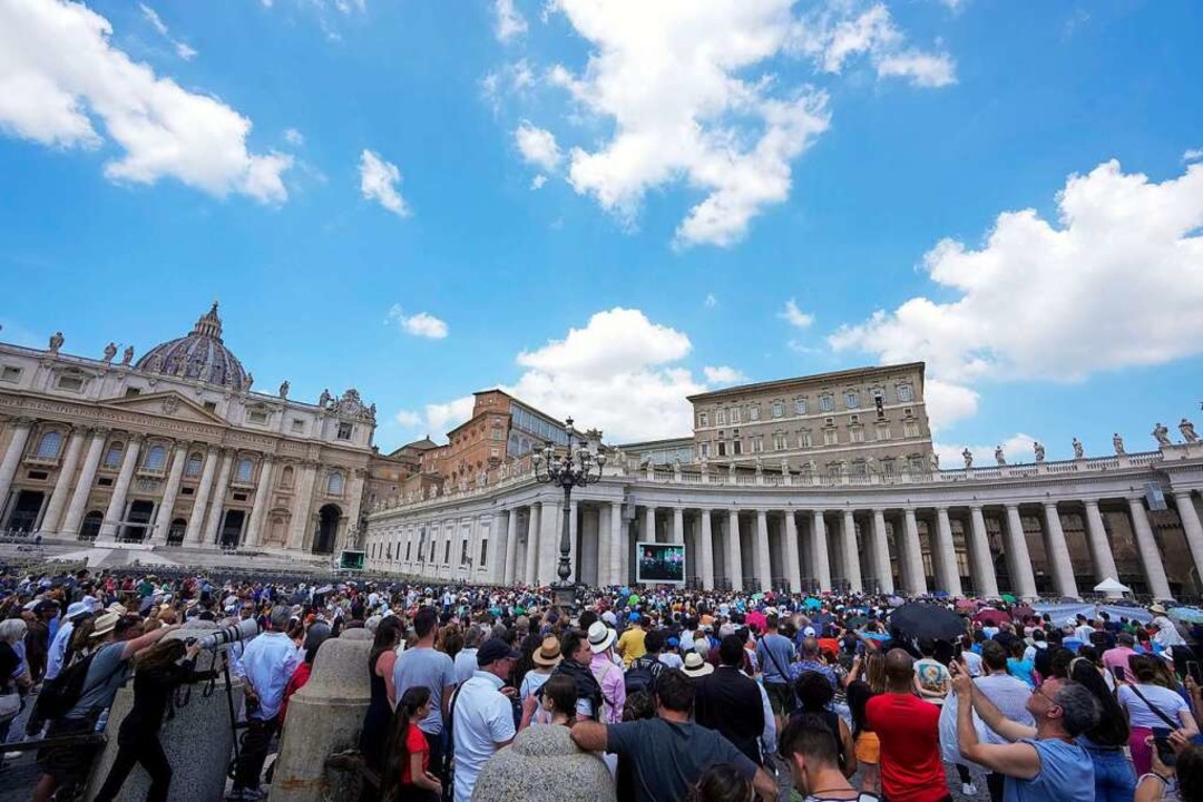 Vatikanstadt: Menschen drängen sich au... Regina Coeli aus dem Fenster spricht.  | Foto: Andrew Medichini (dpa)