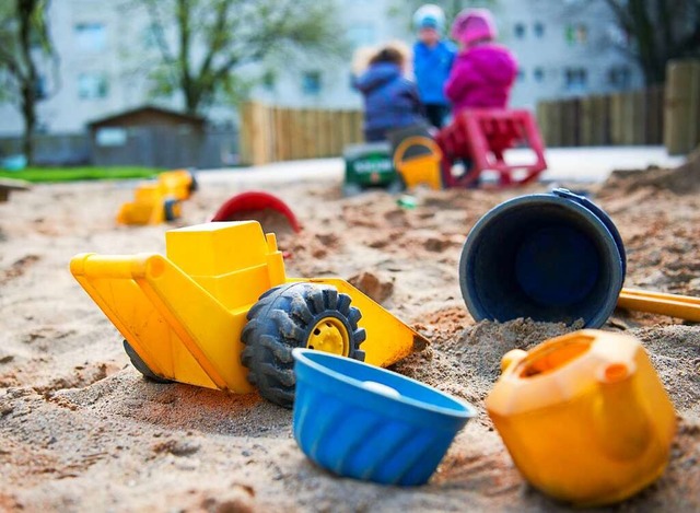Der neue Spielplatz im Neubaugebiet Ka...n Wasser-Sand-Matsch-Bereich bekommen.  | Foto: Monika Skolimowska (dpa)