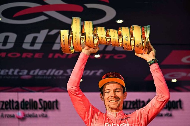 Der Slowene Primoz Roglic feiert seinen Triumph beim Giro in Rom.  | Foto: ALBERTO PIZZOLI (AFP)