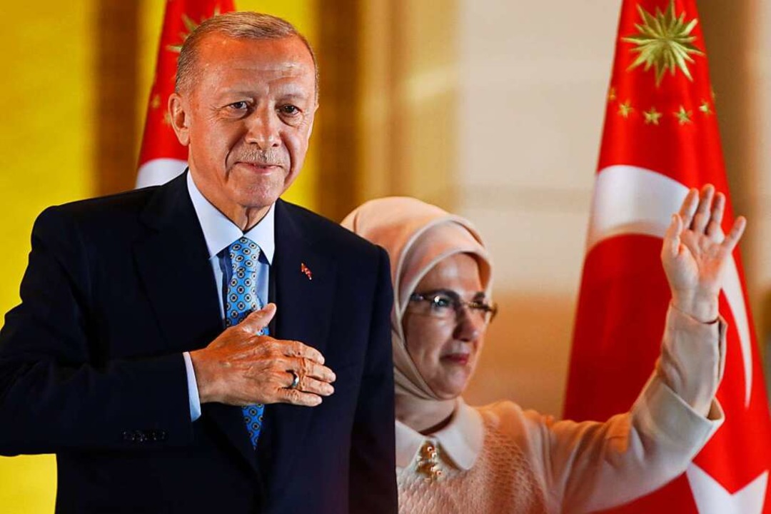 Recep Tayyip Erdogan, der wiedergewähl...ängern im Präsidentenpalast in Ankara.  | Foto: Ali Unal (dpa)