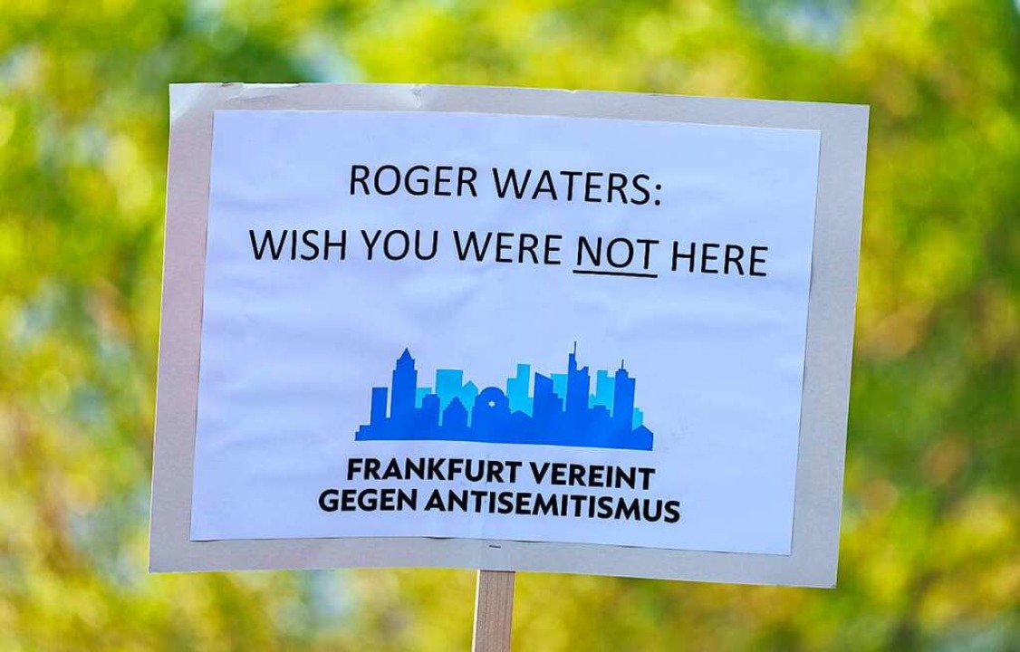 Protestplakat gegen Roger Waters in Frankfurt  | Foto: Andreas Arnold (dpa)