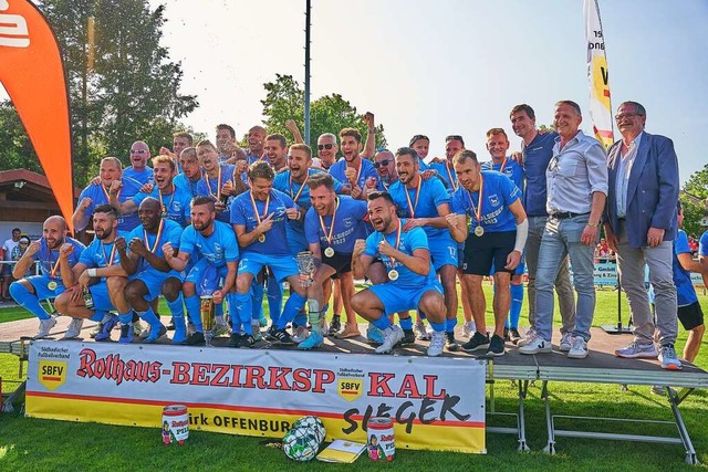 Endlich mit dem Pott auf dem Podium: D...eier feiern den Titel im Bezirkspokal.  | Foto: binzigmedia