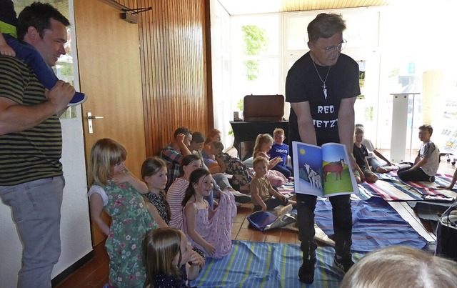 Bernd Hechinger verzauberte die Kinder...ten Spatzennest, der Jubilum feierte.  | Foto: Roland Gutjahr