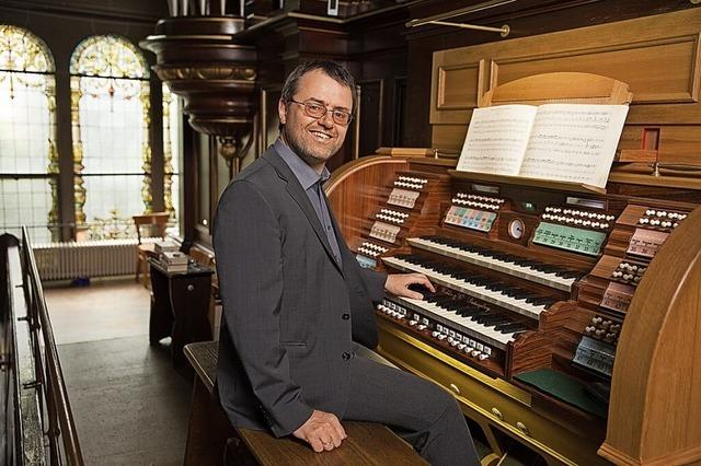 Prof. Gerhard Luchterhandt spielt an der historischen Walcker-Orgel in Waldkirch