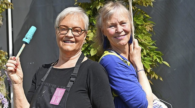 Stellen in Schaufenstern aus: Monika Sther und Gundel Busch.  | Foto: Markus Zimmermann