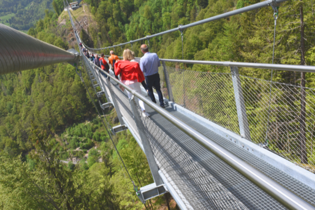 Todtnauer Hängebrücke zieht zum Auftakt 5000 Besucher an