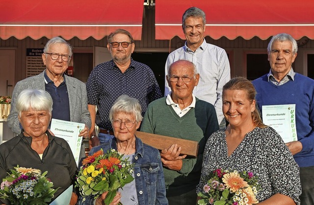 Einige Ehrenmitglieder des TCE: (vorne...n, Ralph Furtwnger und  Klaus Schade   | Foto: Sandra Decoux