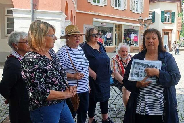 Bei einem Rundgang wird in Schopfheim an das Schicksal jdischer Familien erinnert