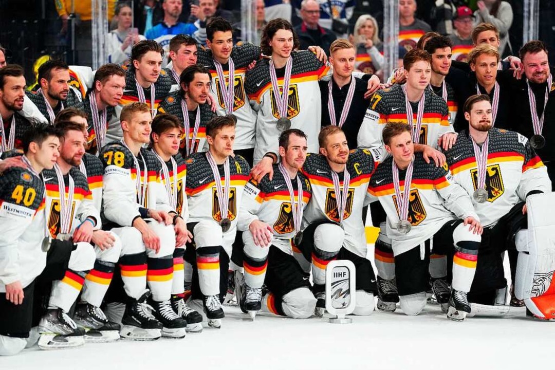 Gruppenfoto des Zweiten: das deutsche Team nach dem WM-Finale  | Foto: Pavel Golovkin (dpa)