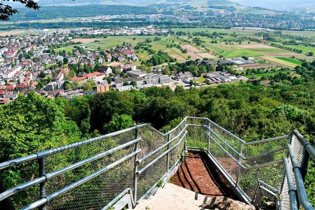 Vom  sanierten Grabbestei-Felsen aus geniet man einen tollen Ausblick.  | Foto: Heinz und Monika Vollmar