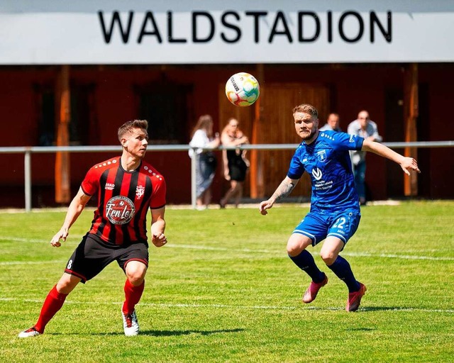 Mario Kurth (links), der Bonndorfer Torschtze zum  1:0 gegen FV Mhringen.   | Foto: Wolfgang Scheu