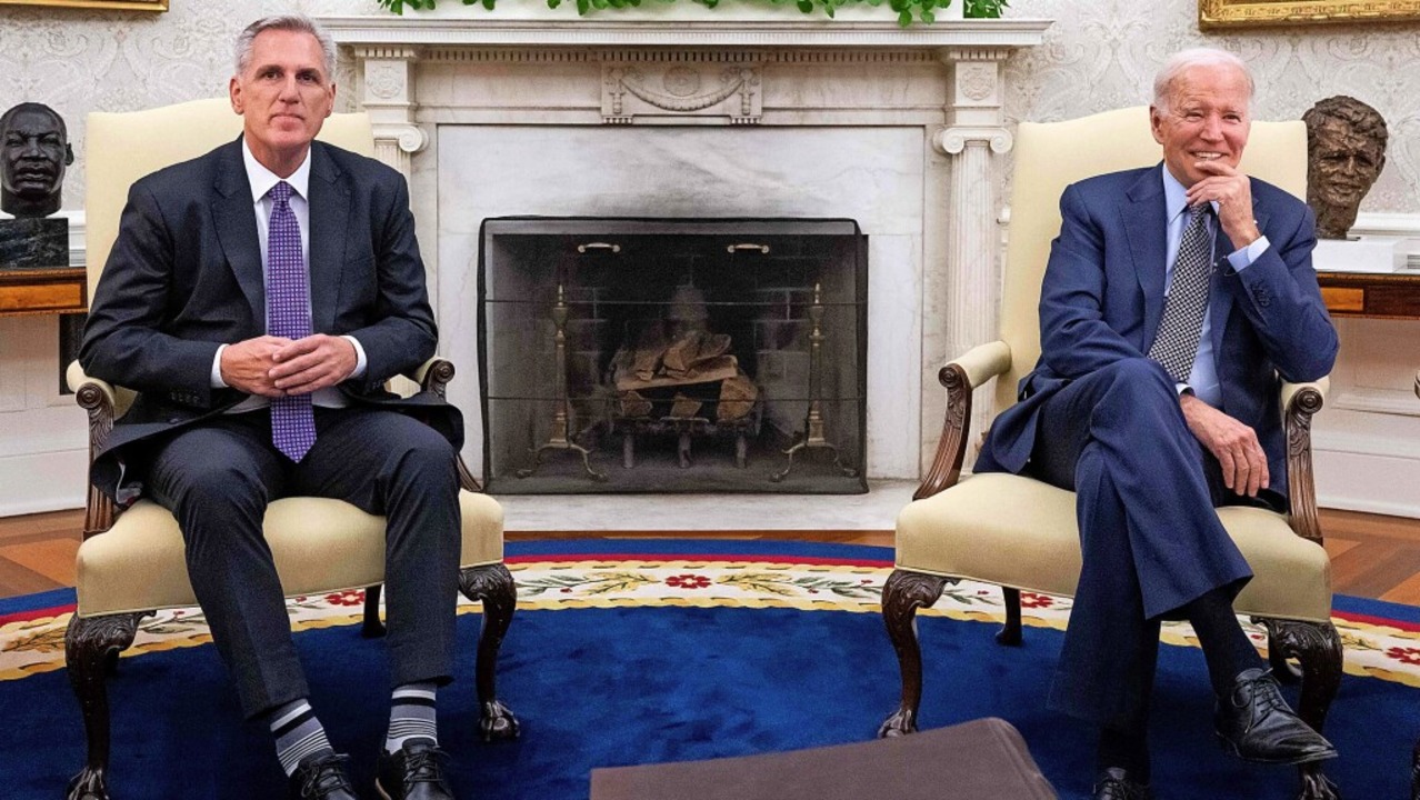 US-Prsident Joe Biden und der republi...entantenhauses, Kevin McCarthy (links)  | Foto: SAUL LOEB (AFP)