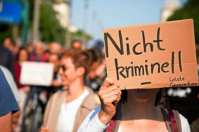 Eine Aktivistin protestiert gegen den Beschluss des Amtsgerichts.  | Foto: Sven Kuler (dpa)