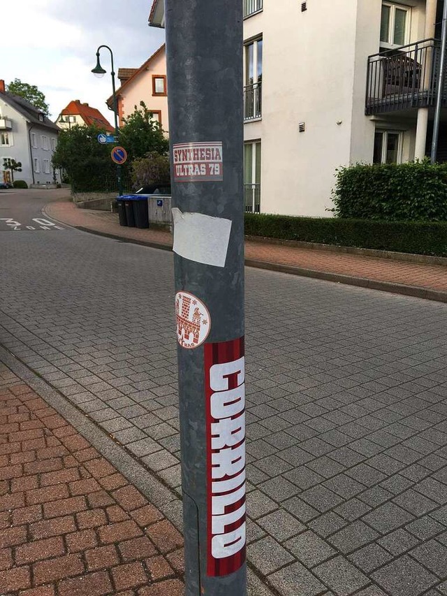 Aufkleber von Ultras und politischen G...gsamt. Sie wegzumachen, ist aufwendig.  | Foto: Philipp Schulte