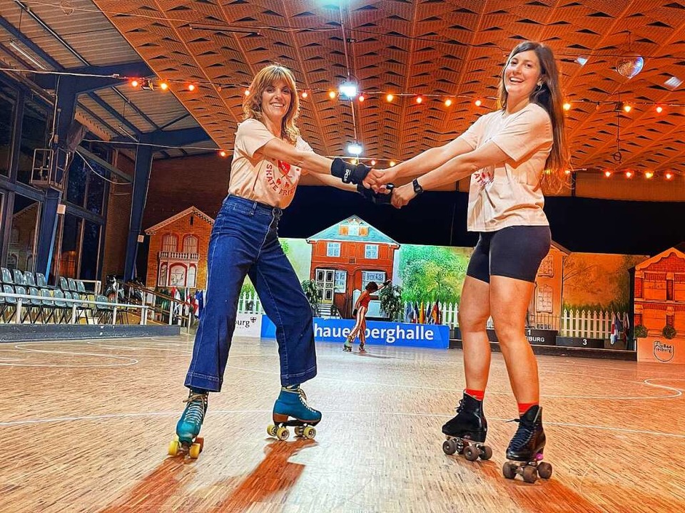 Simone Schuldis (l.) und Nina Geiger s...nitiatorinnen von Skatedance Freiburg.  | Foto: Carolin Johannsen